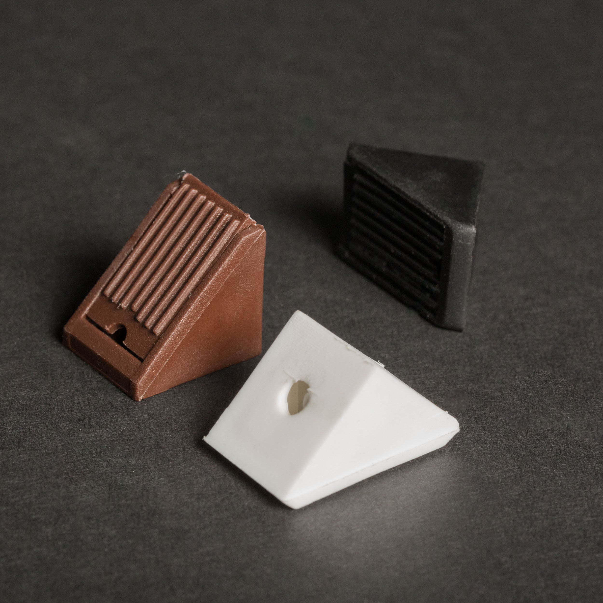 Escuadra Triangular Sencilla Negra 100 und.