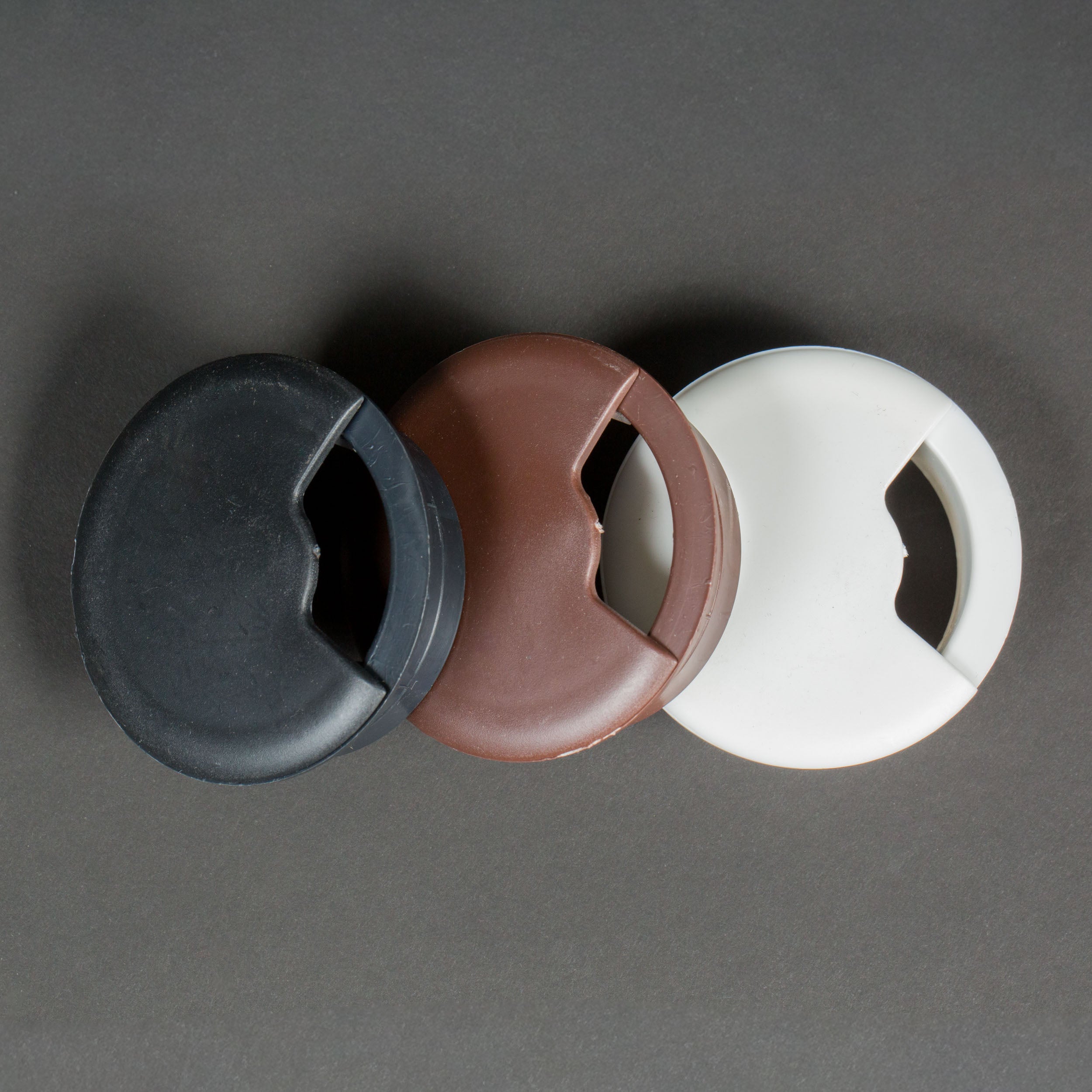 Pasacable Redondo Plástico Café