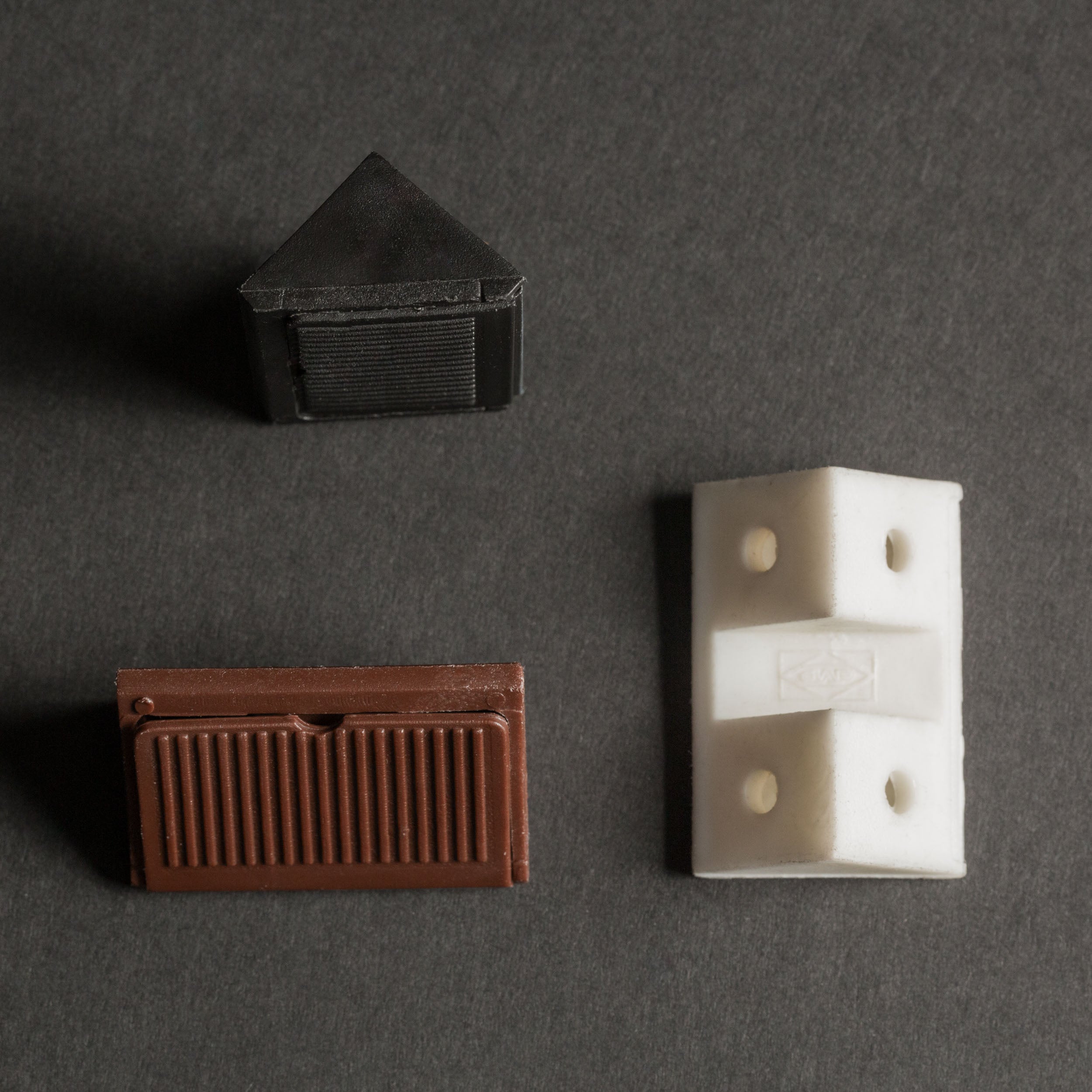 Escuadra Triangular Doble Café 100 und.